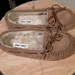 Minnetonka moccasins size 2 girls